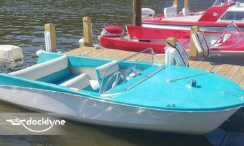 Retro Boats of Milwaukee boat rental operation on Milwaukee, WI 2