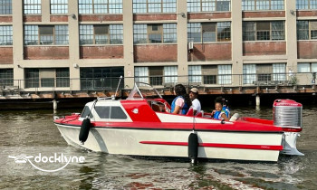 Retro Boats of Milwaukee boat rental operation on Milwaukee, WI 5