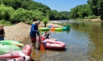 Schitty Canoe Co & Show Me SUP boat rental operation on , MO 4