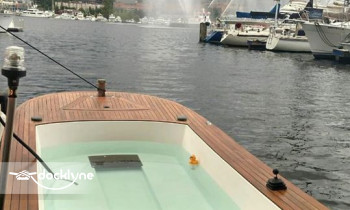 Hot Tub Boat Rentals boat rental operation on Seattle, WA 4
