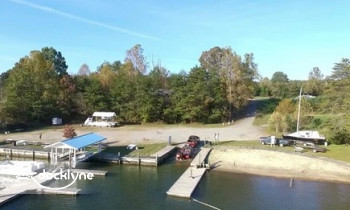 Crazy Horse Marina Rental @ Bridgewater Marina boat rental operation on Moneta, VA 2