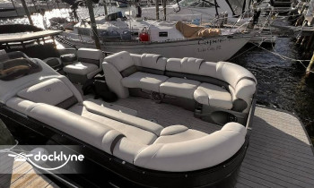 Crab Island Party Pontoon boat rental operation on Shalimar, FL 5